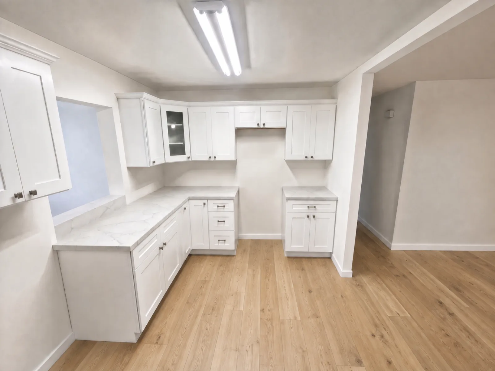 L-shaped white kitchen cabinets in a Tampa home